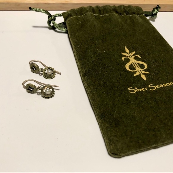 Hand patinaed bronze and pearl earrings - Picture 2 of 4